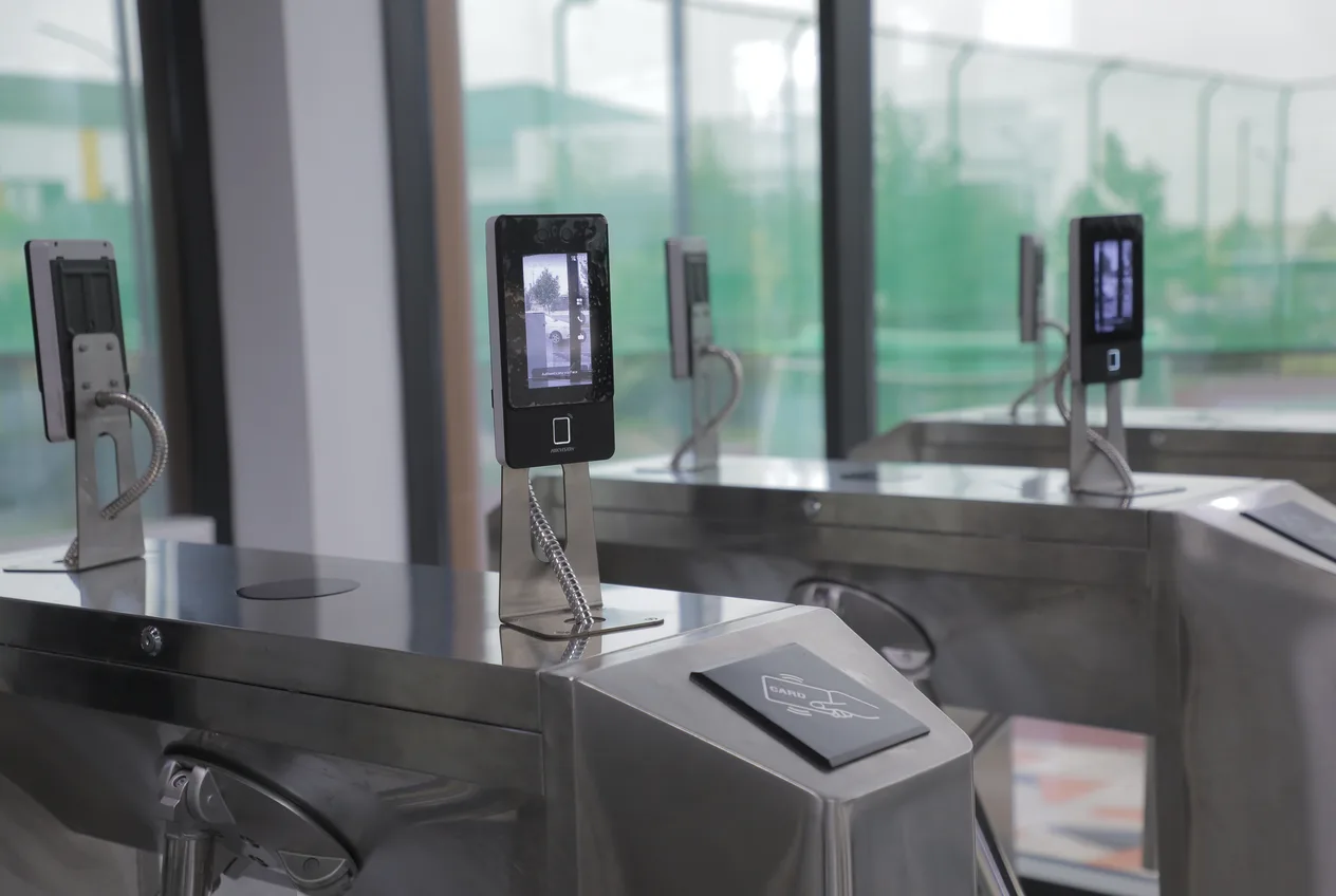 Maktab kirishidagi Face-ID biometrik turniketlar va xavfsizlik nazorati tizimi